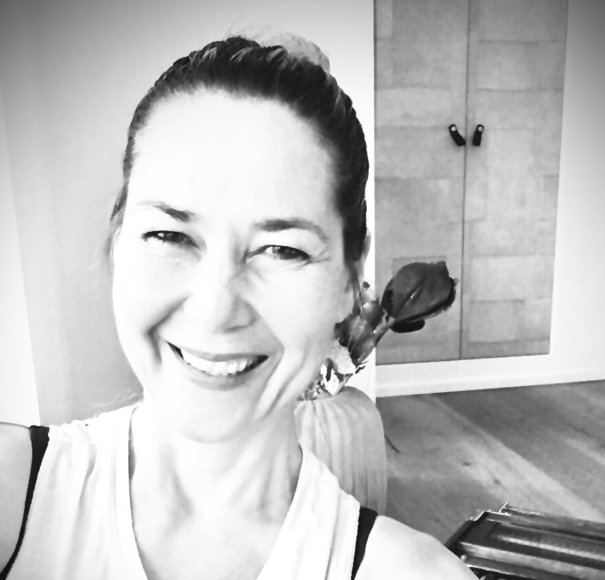 Yoga Lehrerin Ulrike Hertneck grinst in die Kamera